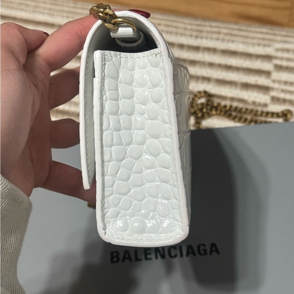 BALENCIAGA HOURGLASS WALLET ON CHAIN CROCODILE SHINY EMBOSSED IN WHITE - Picture 8 of 10